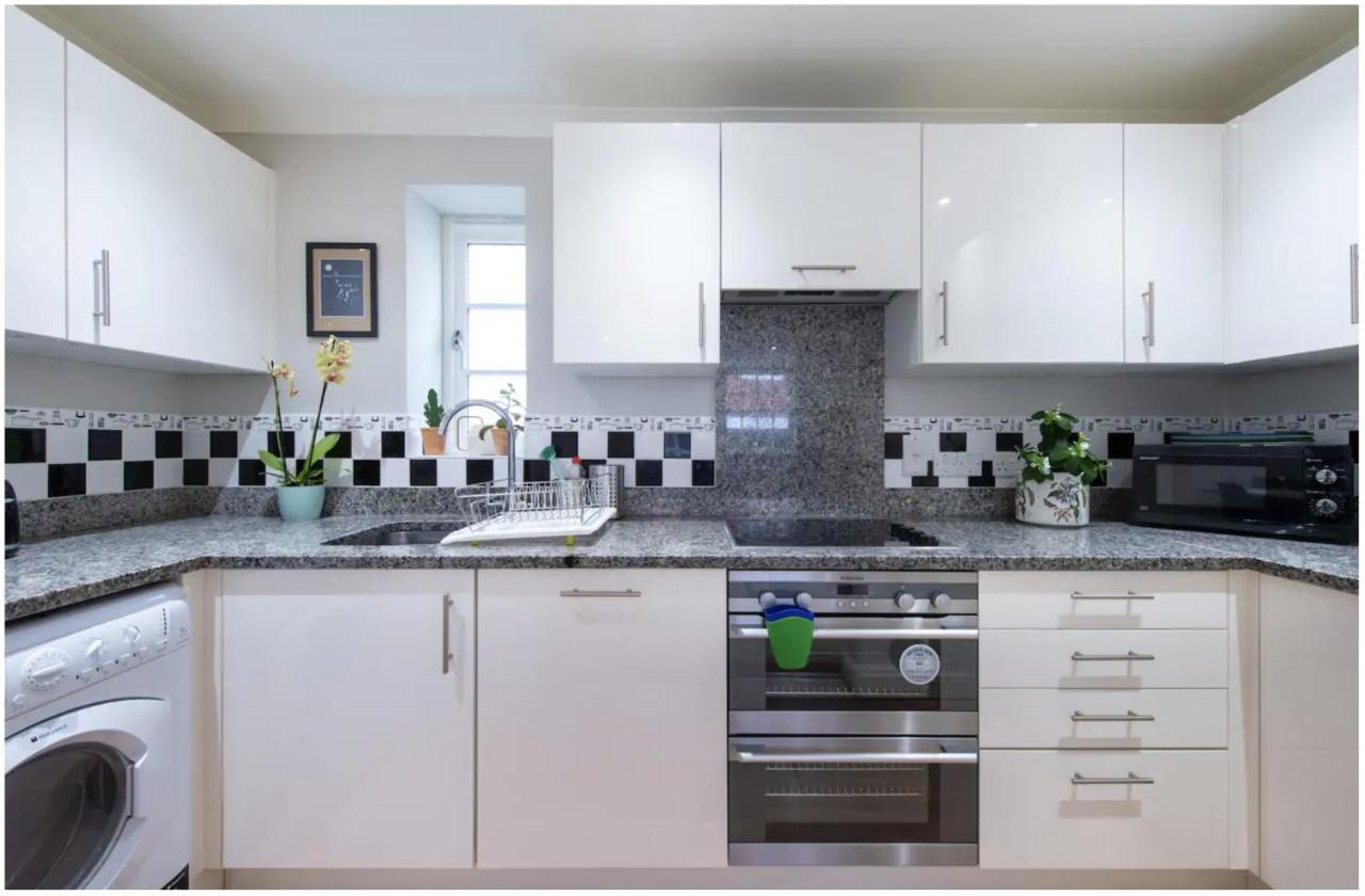 Centre, Quiet Mews House, Sleeps 6 * Wells